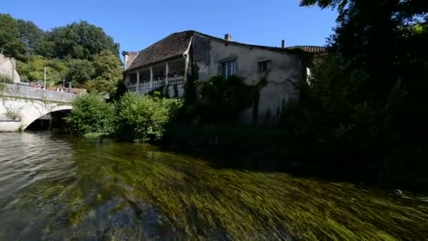 Boottocht op de rivier La Dronne in Brantome stad — Stockvideo