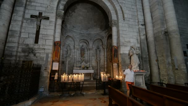Интерьер церкви Святого Пьера Брантома — стоковое видео