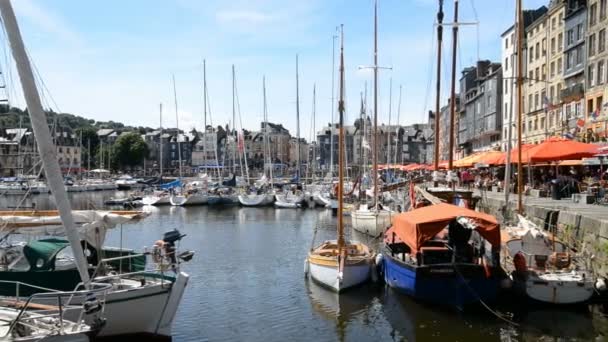 Antiguo puerto de la ciudad de Honfleur — Vídeo de stock