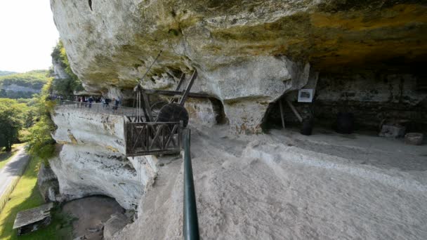 Odwiedzający w prehistorycznych miejscu La Roque Saint-Christophe — Wideo stockowe