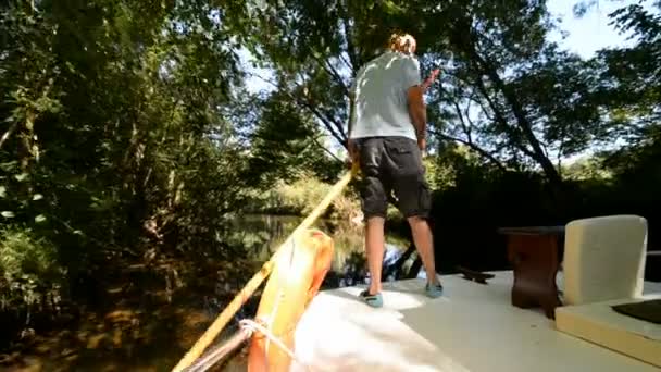 Båttur på floden La Dronne — Stockvideo