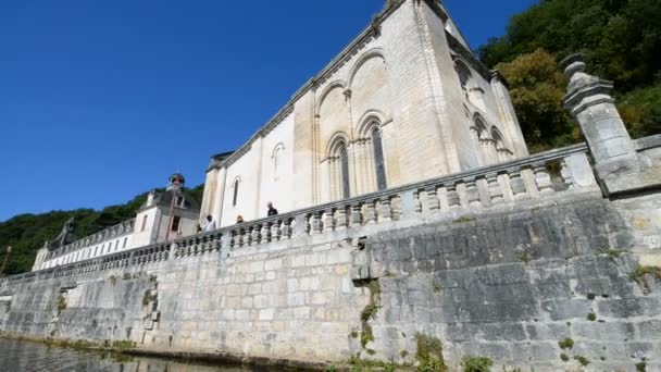 Ταξίδι με πλοίο στον ποταμό Λα Dronne σε Brantome πόλη — Αρχείο Βίντεο