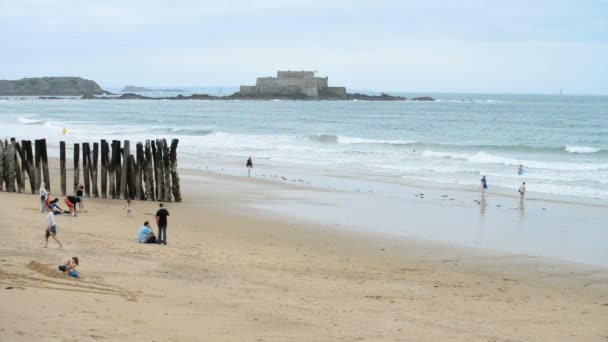 Vue de la plage à marée basse dans la ville de Saint Malo — Video