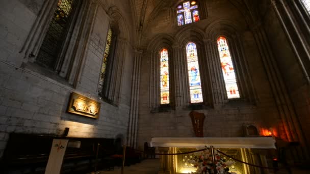 Interno della chiesa abbaziale Saint Pierre Brantome — Video Stock