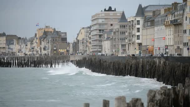 Casas en la orilla de la costa en la ciudad de Saint Malo — Vídeos de Stock