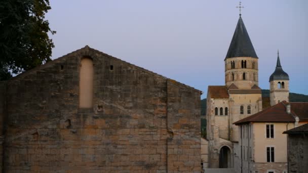在法国的罗马式 Cluny 教会。 — 图库视频影像