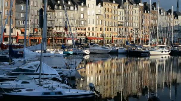 Antiguo puerto de la ciudad de Honfleur — Vídeo de stock