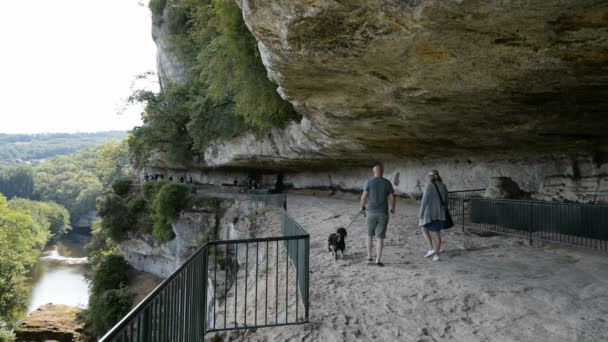 Odwiedzający w prehistorycznych miejscu La Roque Saint-Christophe — Wideo stockowe