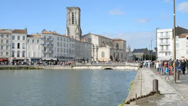 Domy na břehu na pobřeží ve městě Saint Malo — Stock video