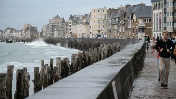 Domy na břehu na pobřeží ve městě Saint Malo — Stock video