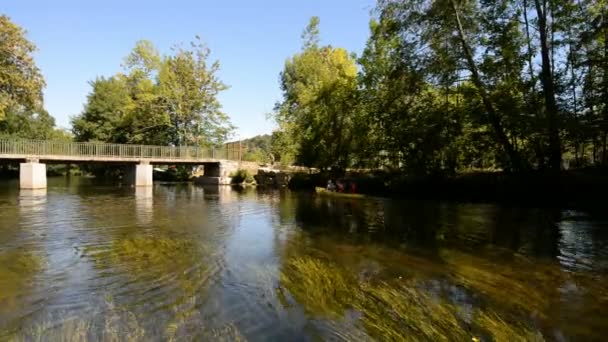 Passeio de barco no rio La Dronne na cidade de Brantome — Vídeo de Stock