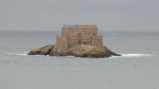 Festung auf Gezeiteninsel Petit be — Stockvideo