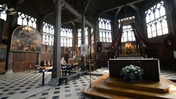 Saint Catherine Kilisesi'nin ahşap iç — Stok video