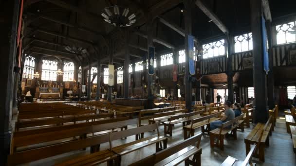 Dřevěný interiér kostela svaté Kateřiny — Stock video