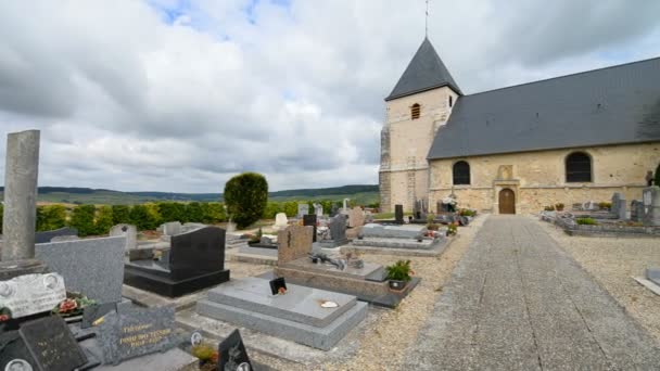 Buitenkant van de oude kerk in Frankrijk — Stockvideo