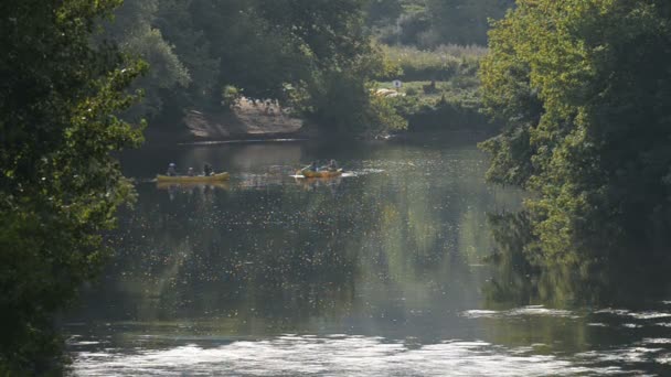 Kayakers en el río en Francia — Vídeo de stock