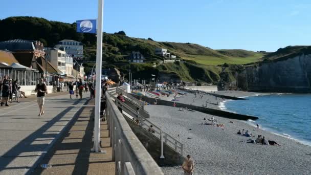 Population locale et touristes sur la plage — Video