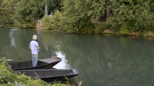 Pescador en el barco en el río Svre Niortaise — Vídeos de Stock