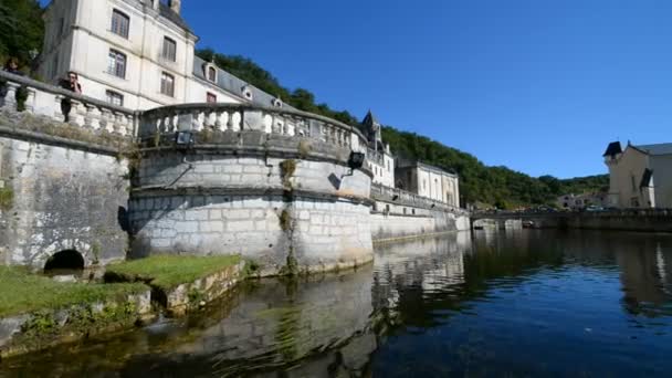 Bootsfahrt auf dem Fluss la dronne in Brantome City — Stockvideo