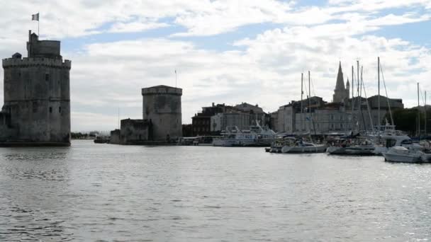 Torres y barcos en el Puerto de la Rochelle — Vídeos de Stock