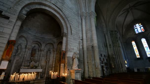 Interior de la iglesia de la Abadía San Pedro Brantome — Vídeos de Stock