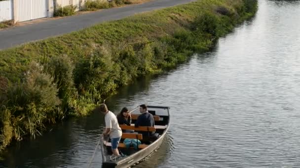 Båttur på floden Svre Niortaise — Stockvideo