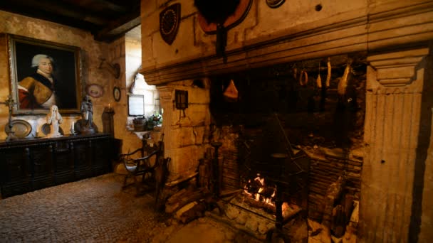 Interior de la Maison Forte de Reignac medieval — Vídeo de stock