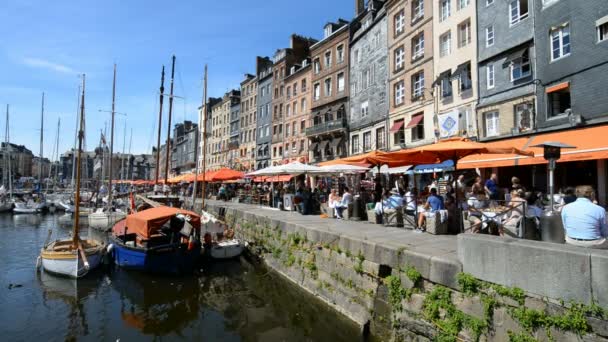 Régi kikötő Honfleur város — Stock videók