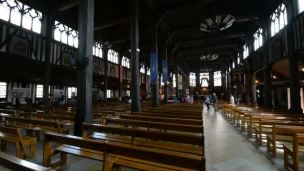 Interior de madeira da igreja Santa Catarina — Vídeo de Stock