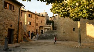 İtalya'Monticchiello şehrin sokak 