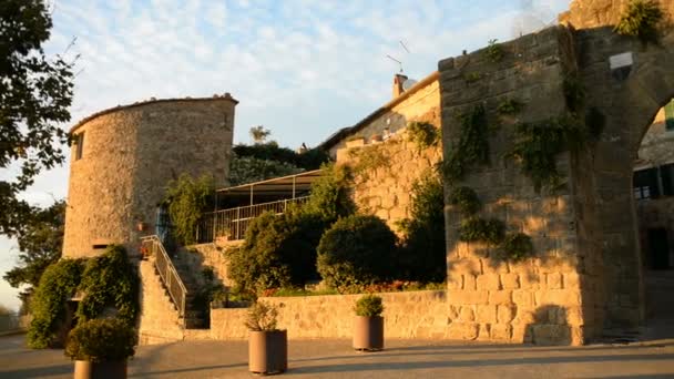 Calle de la ciudad Monticchiello en Italia — Vídeos de Stock