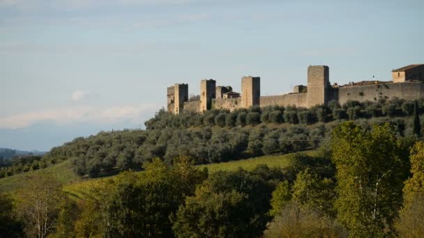 Viñedos y fortaleza de Monteriggioni en Italia — Vídeo de stock