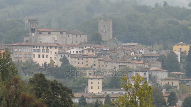 The mountain village of Coreglia Antelminelli — Stock Video
