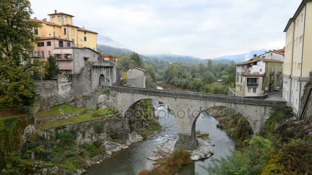 Castelnuovo di Garfagnana village in Italy — ストック動画
