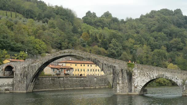 Ponte del Diavolo o Ponte della Maddalena in Italia — Video Stock