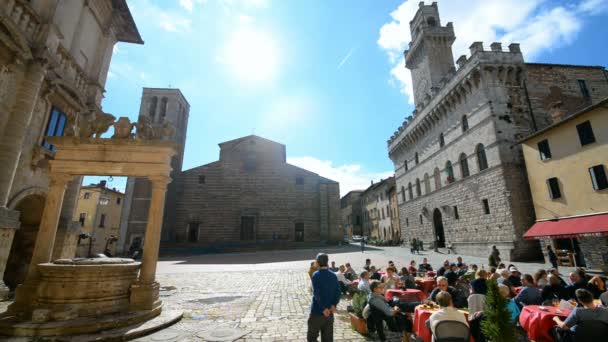 Πλατεία Piazza Grande με Palazzo Contuzzi στην πόλη Μοντεπουλτσιάνο — Αρχείο Βίντεο