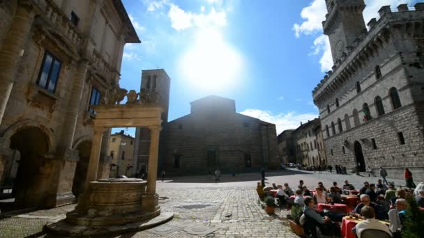 Πλατεία Piazza Grande με Palazzo Contuzzi στην πόλη Μοντεπουλτσιάνο — Αρχείο Βίντεο