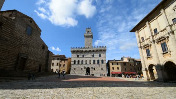 Náměstí Piazza Grande s Palazzo Contuzzi ve městě Montepulciano — Stock video