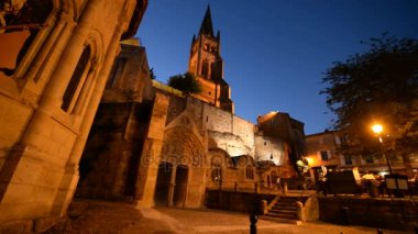 Ortaçağdan kalma şehir restoranda turist ile sokak sahne