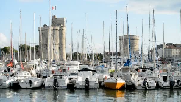 Barcos estacionados en el puerto — Vídeos de Stock