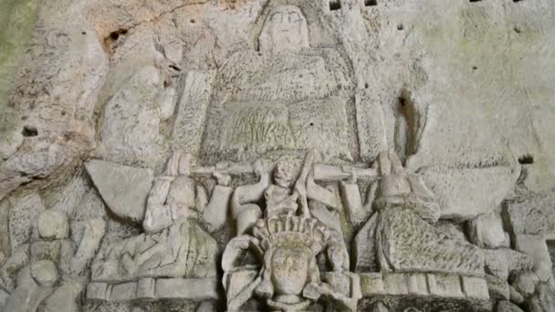 Intérieur des grottes de l'abbaye Brantme en France — Video