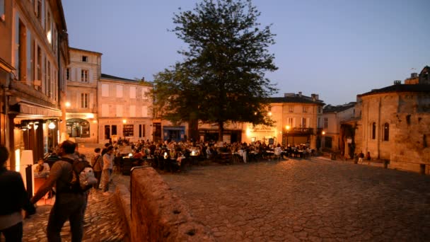 Scène de rue avec les touristes dans le restaurant de la ville médiévale — Video