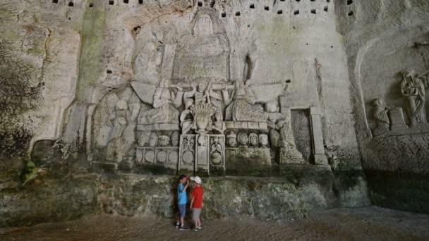 Intérieur des grottes de l'abbaye Brantme en France — Video