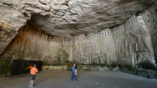 Intérieur des grottes de l'abbaye Brantme en France — Video