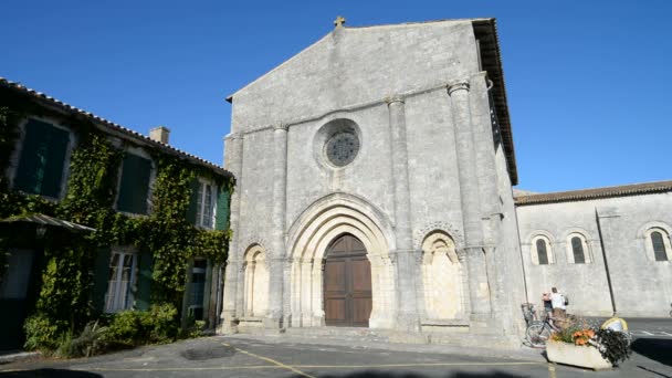 Exteriorul bisericii Saint Georges din Franța — Videoclip de stoc