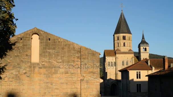 Romántica iglesia Cluny en Borgoña — Vídeo de stock