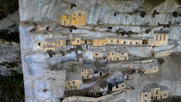 Ortaçağ müstahkem ilkel insan şehir La Roque Saint-Christophe maketi — Stok video
