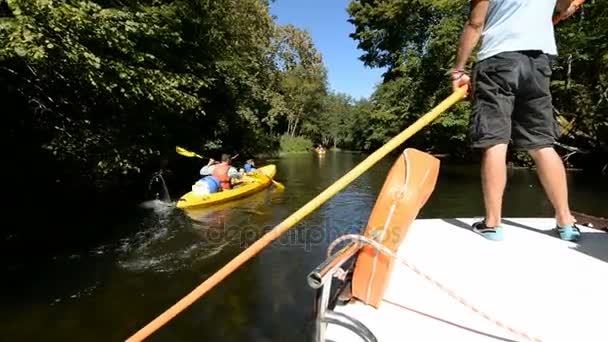 Bootsfahrt auf dem Fluss la dronne — Stockvideo