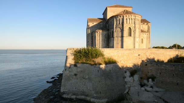 Igreja medieval de Sainte-Radegonde na França — Vídeo de Stock