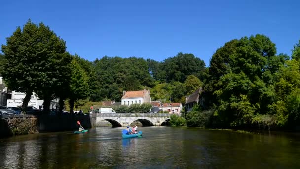 Passeio de barco no rio La Dronne na cidade de Brantome — Vídeo de Stock